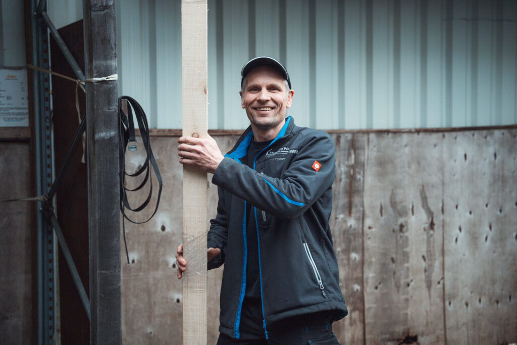 Lachender Mitarbeiter mit Freude an der Arbeit