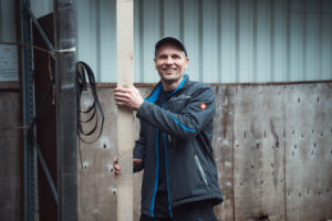 Lachender Mitarbeiter mit Freude an der Arbeit