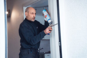Mitarbeiter arbeitet an einer Haustüre