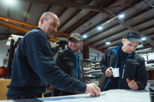 Handwerker besprechen Baupläne